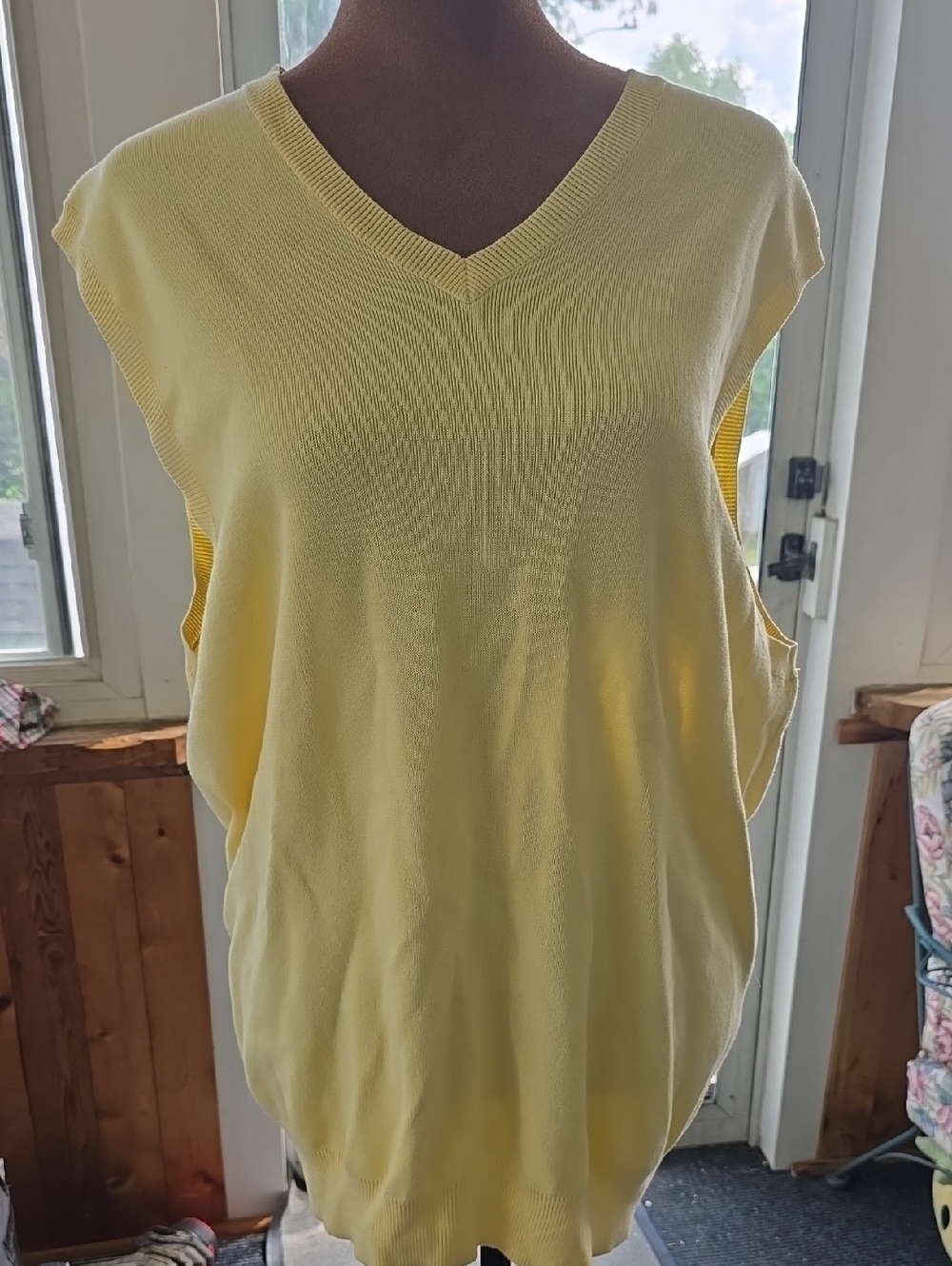 Ralph Lauren Sleeveless V-Neck Golf Sweater in Pale Yellow. Size M